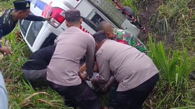 Ban Meletus, Ambulans Bawa Jenazah Kecelakaan di Lumajang