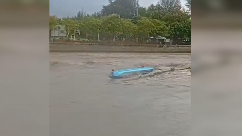 Menegangkan! Detik-Detik Perahu Nelayan di Baubau Terbalik di Sungai saat Tabrak Batang Pohon