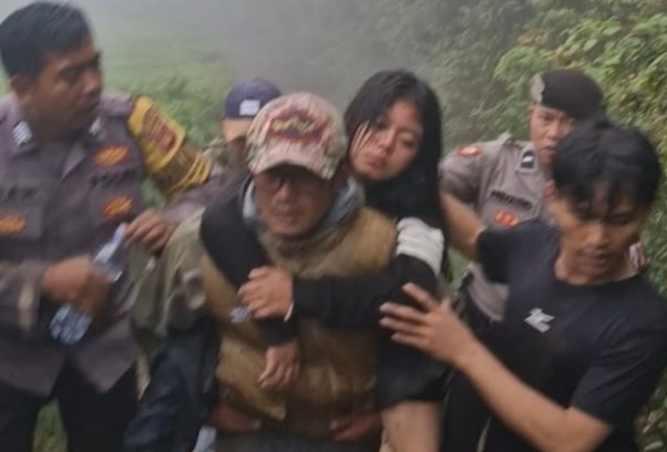 Momen Dramatis Gadis asal Subang Dievakuasi dari Kawah Putih akibat Hipotermia
