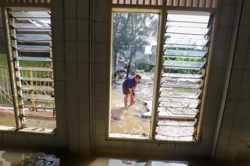 Tembok Mushola Jebol Diterjang Air Kali Pulo, Banjir Capai Satu Meter di Jati Padang - Bagian 8