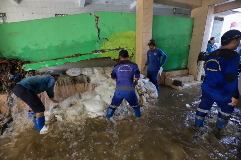 Tembok Mushola Jebol Diterjang Air Kali Pulo, Banjir Capai Satu Meter di Jati Padang - Bagian 2