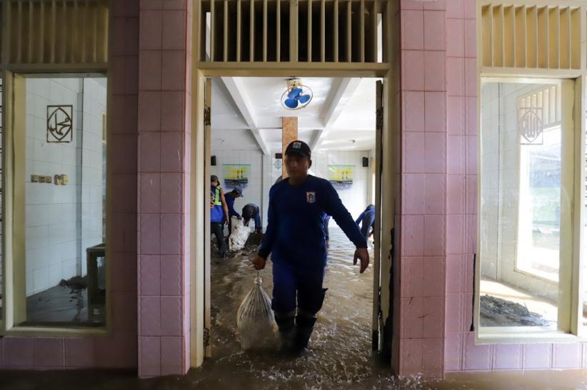 Tembok Mushola Jebol Diterjang Air Kali Pulo, Banjir Capai Satu Meter di Jati Padang - Bagian 5