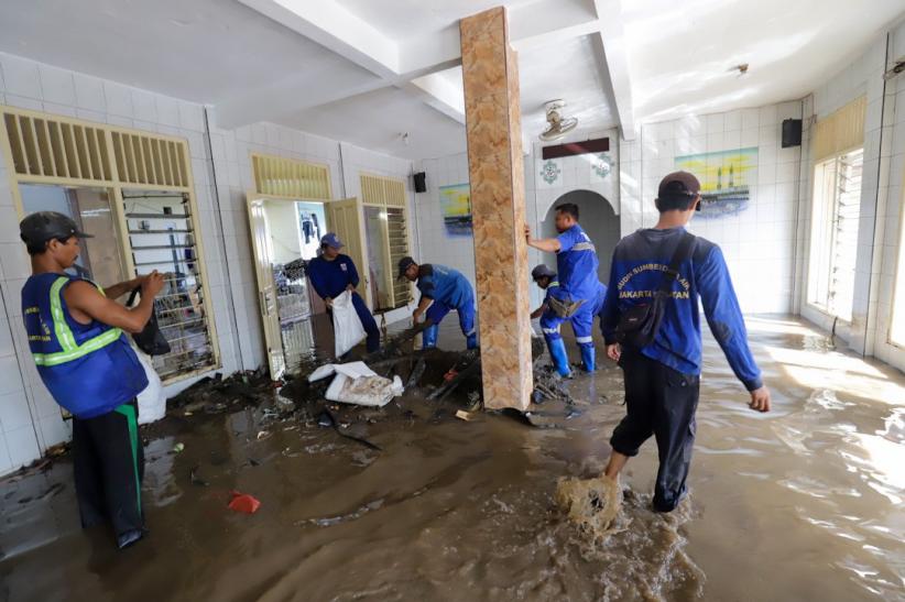 Tembok Mushola Jebol Diterjang Air Kali Pulo, Banjir Capai Satu Meter di Jati Padang - Bagian 4