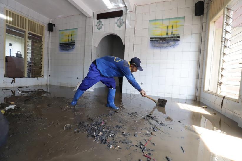 Tembok Mushola Jebol Diterjang Air Kali Pulo, Banjir Capai Satu Meter di Jati Padang - Bagian 9