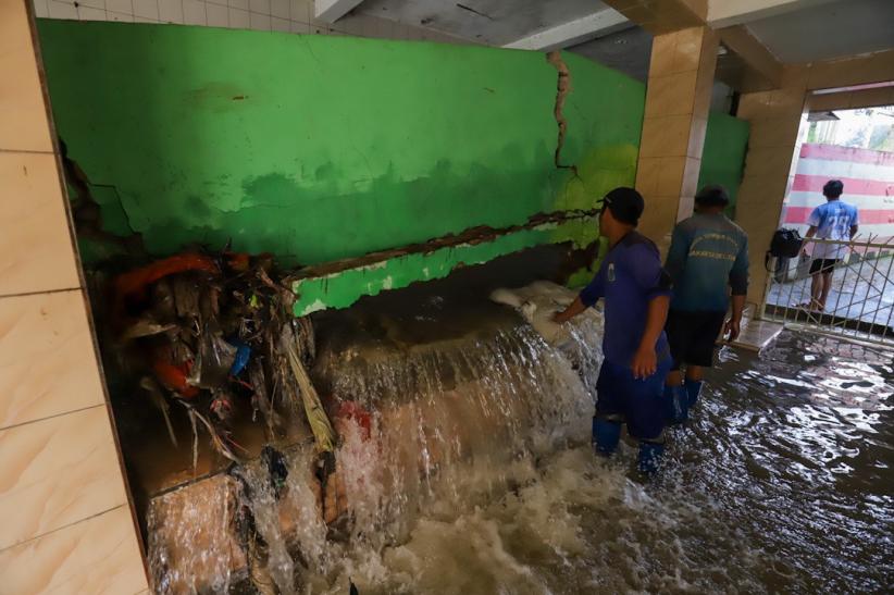 Tembok Mushola Jebol Diterjang Air Kali Pulo, Banjir Capai Satu Meter di Jati Padang - Bagian 6