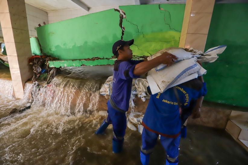 Tembok Mushola Jebol Diterjang Air Kali Pulo, Banjir Capai Satu Meter di Jati Padang - Bagian 7