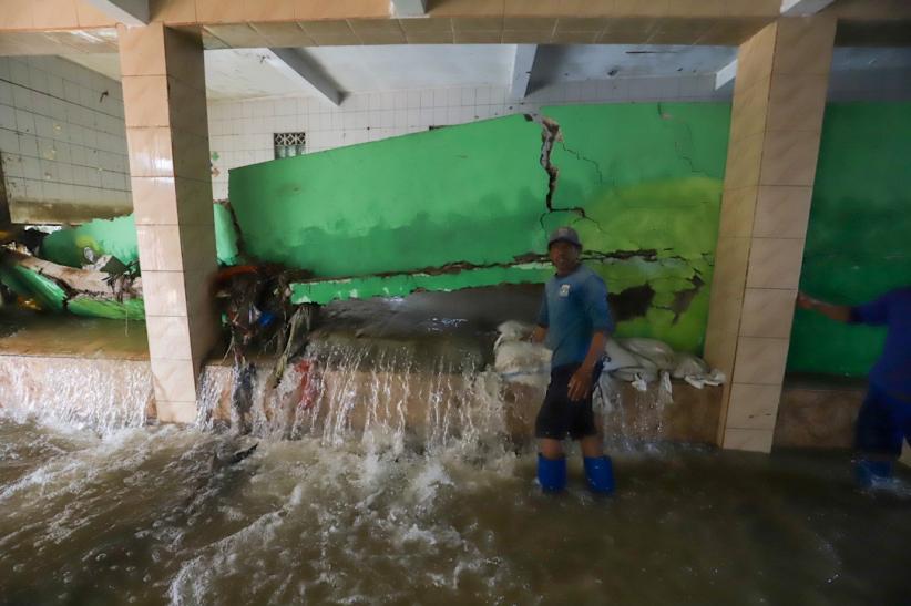 Tembok Mushola Jebol Diterjang Air Kali Pulo, Banjir Capai Satu Meter di Jati Padang - Bagian 1