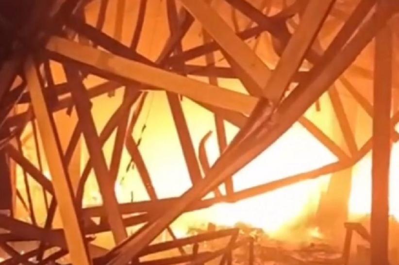 title Kebakaran Gudang Mebel di Surabaya, 13 Armada Damkar Dikerahkan Padamkan Api Kebakaran Gudang Mebel di Surabaya, 13 Armada Damkar Dikerahkan Padamkan Api