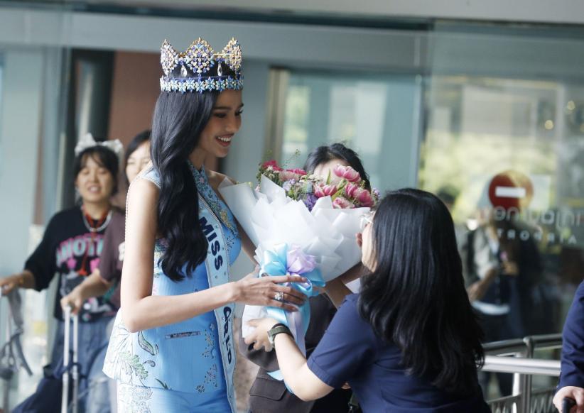 Potret Miss World 2025 Opal Suchata Chuangsri Tiba di Bandara Soetta - Bagian 3