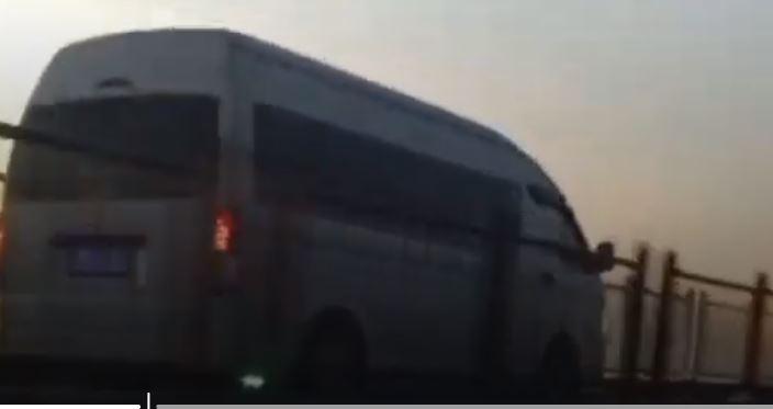 title Viral 3 Mobil Nyasar ke Jalur Motor di Jembatan Suramadu Bangkalan Viral 3 Mobil Nyasar ke Jalur Motor di Jembatan Suramadu Bangkalan