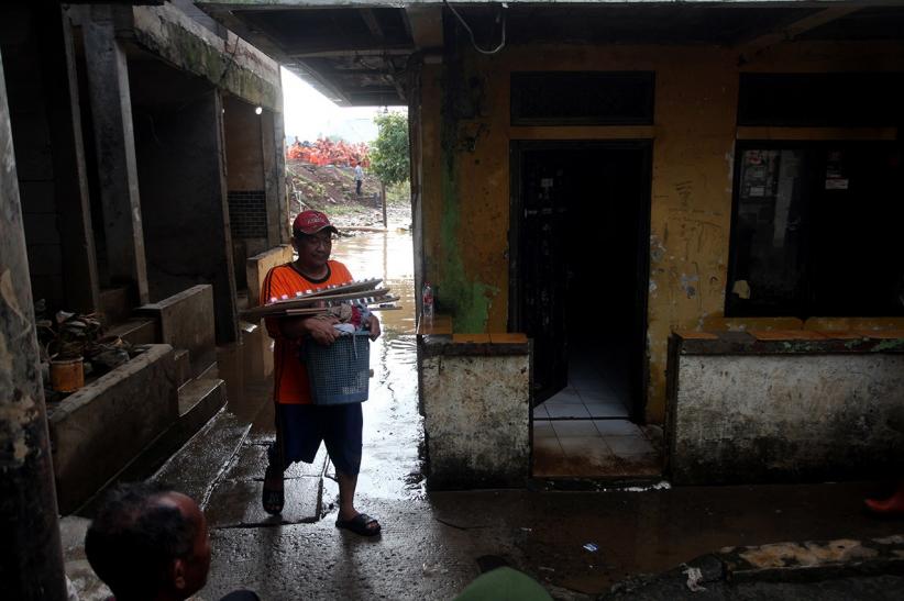 Pompa Air Dikerahkan Bantu Surutkan Banjir di Rawajati - Bagian 4