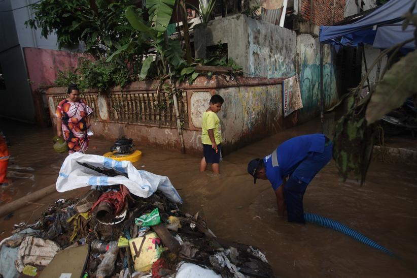 Pompa Air Dikerahkan Bantu Surutkan Banjir di Rawajati - Bagian 3