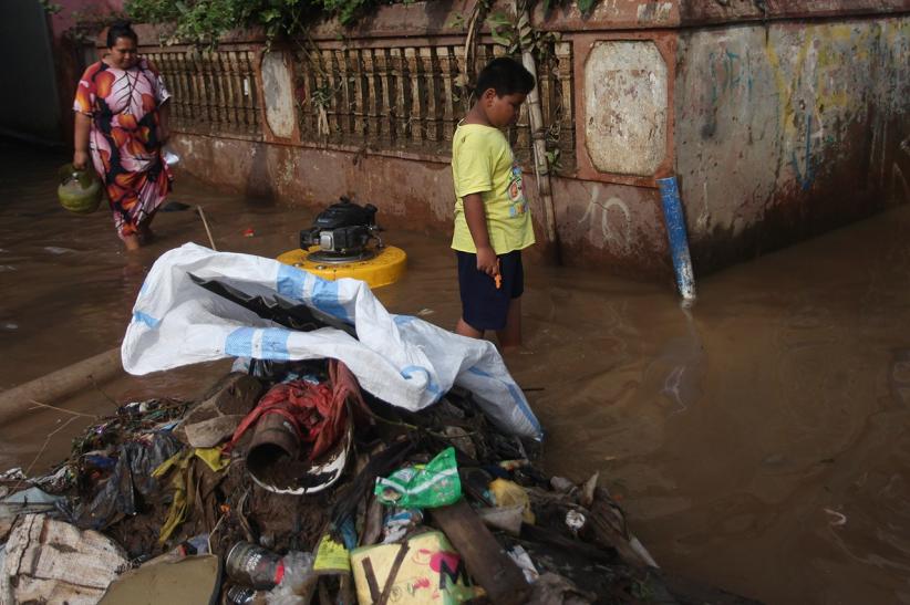Pompa Air Dikerahkan Bantu Surutkan Banjir di Rawajati - Bagian 2