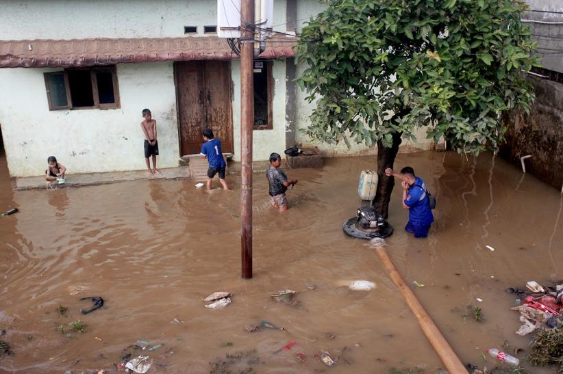 Pompa Air Dikerahkan Bantu Surutkan Banjir di Rawajati - Bagian 1