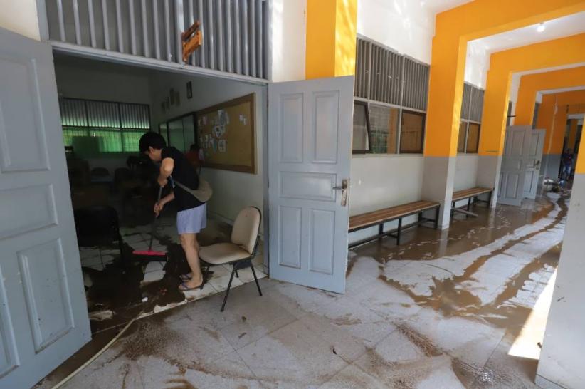 SMAN 60 Jaksel Terendam Lumpur Pascabanjir - Bagian 5