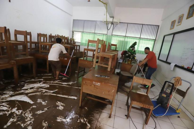 SMAN 60 Jaksel Terendam Lumpur Pascabanjir - Bagian 3