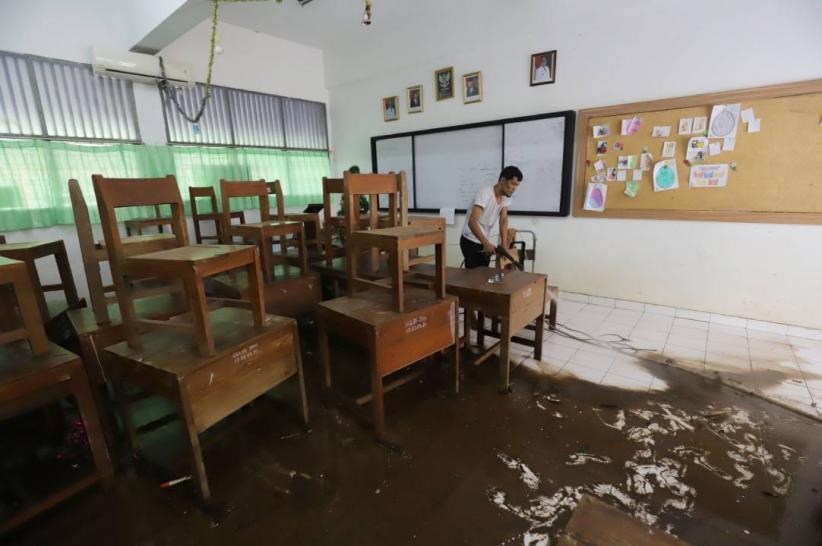 SMAN 60 Jaksel Terendam Lumpur Pascabanjir - Bagian 2