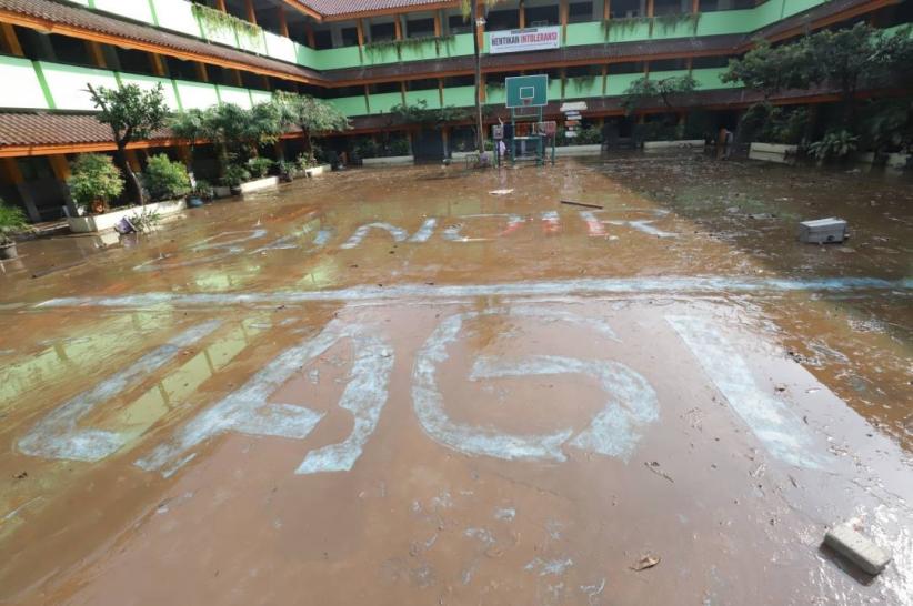 SMAN 60 Jaksel Terendam Lumpur Pascabanjir - Bagian 1