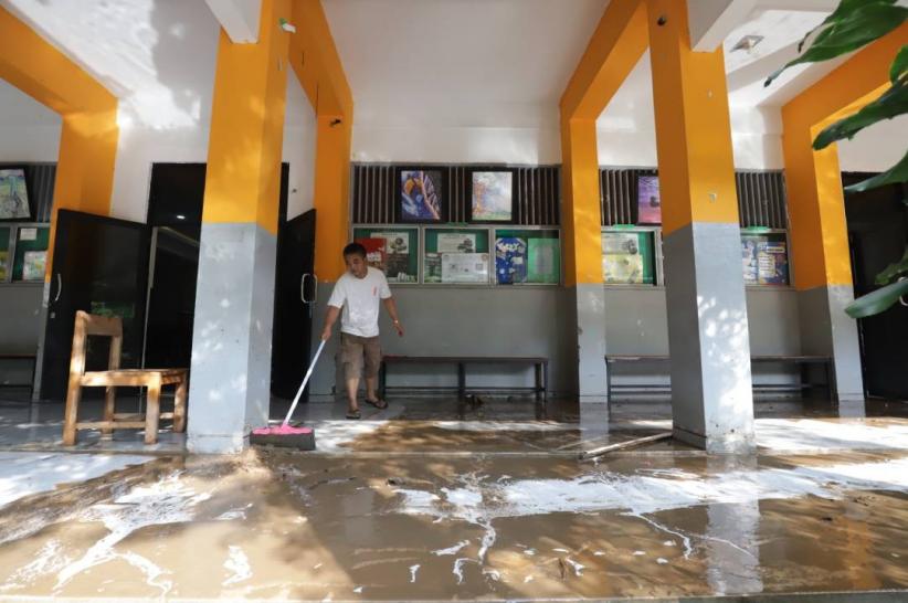SMAN 60 Jaksel Terendam Lumpur Pascabanjir - Bagian 4