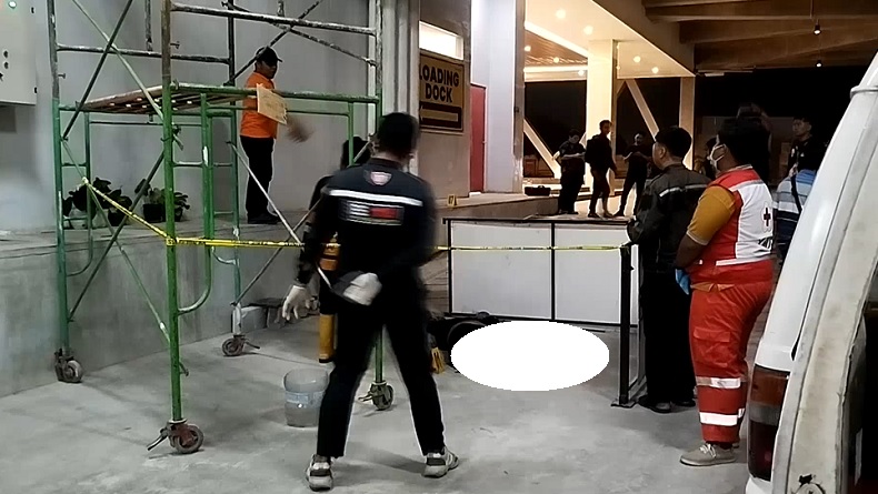 Olah TKP Pekerja Tewas Jatuh di Mal Mojokerto, Polisi Temukan Bekas Darah dan Gumpalan Daging