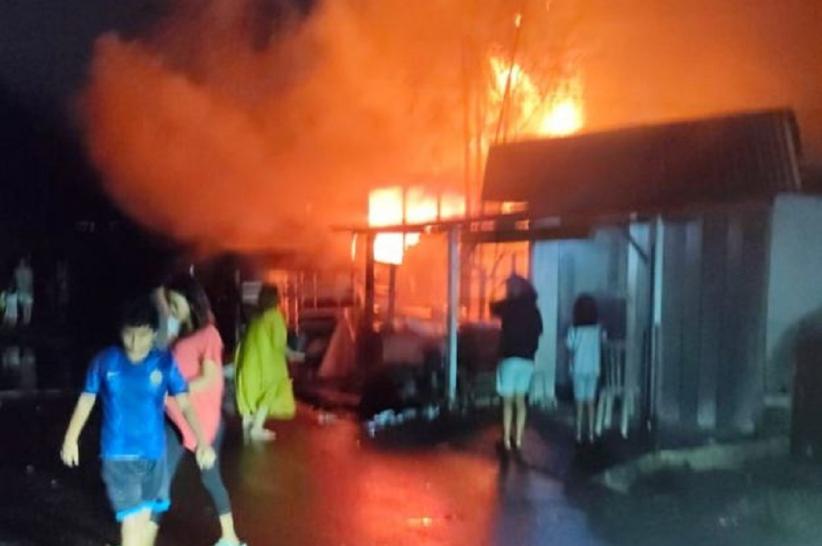 Kebakaran Rumah dan Toko Pancingan di Padang, Damkar Tiba dalam 5 Menit Padamkan Api