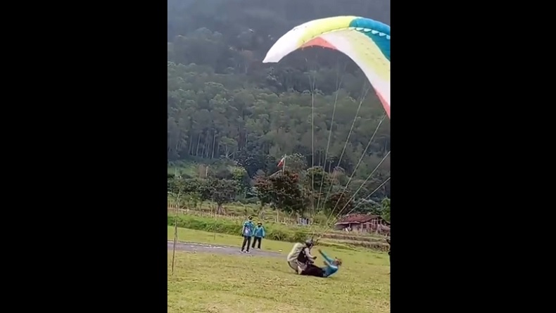 title Viral Altet Paralayang Porprov Jatim 2025 Atlet Tabrak Juri saat Mendarat Viral Altet Paralayang Porprov Jatim 2025 Atlet Tabrak Juri saat Mendarat