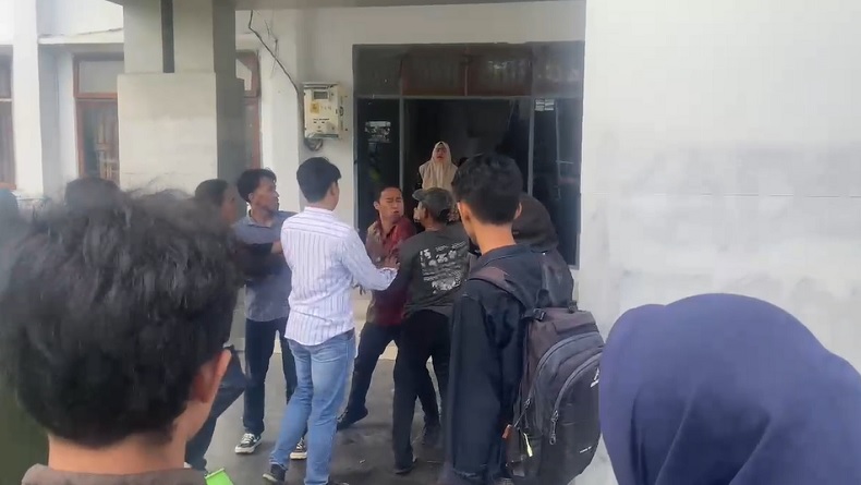 Desak Penutupan Tambang, Demo di Kantor Dinas ESDM Sultra Diwarnai Adu Jotos