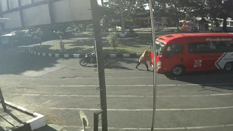 Detik-Detik Nenek Tewas Ditabrak Feeder Trans Semarang Terekam Kamera