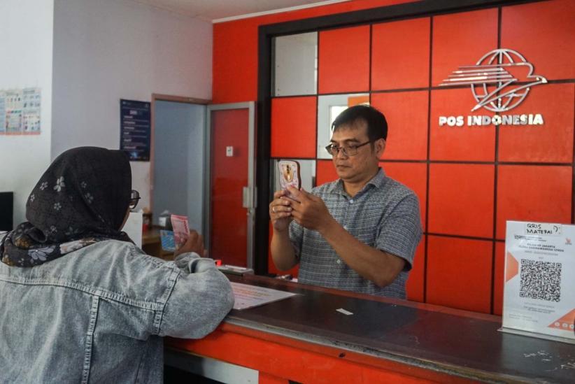 Potret Warga Ambil BSU Rp600.000 di Kantor Pos - Bagian 2