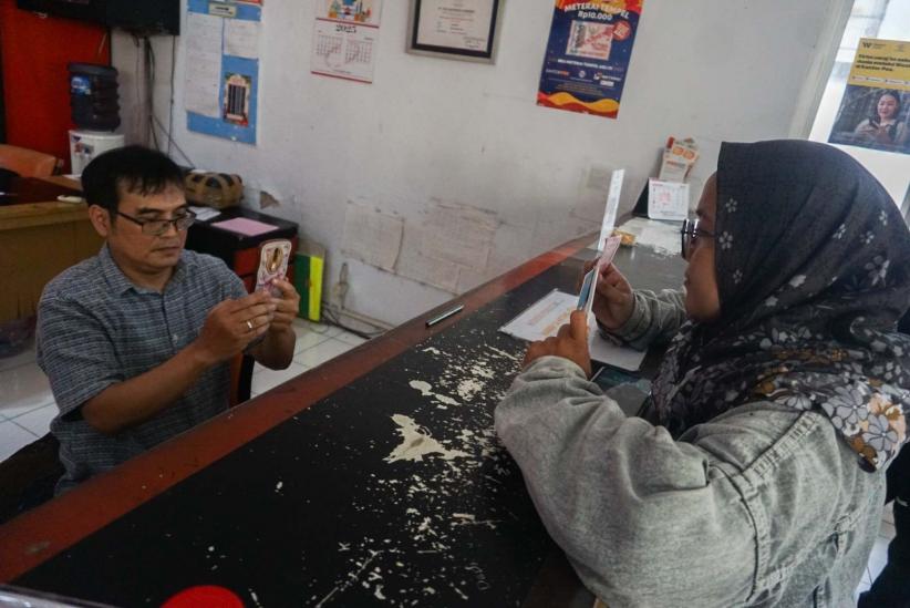 Potret Warga Ambil BSU Rp600.000 di Kantor Pos - Bagian 3