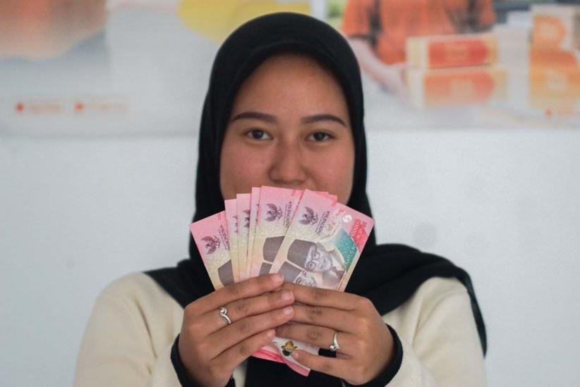 Potret Warga Ambil BSU Rp600.000 di Kantor Pos - Bagian 1