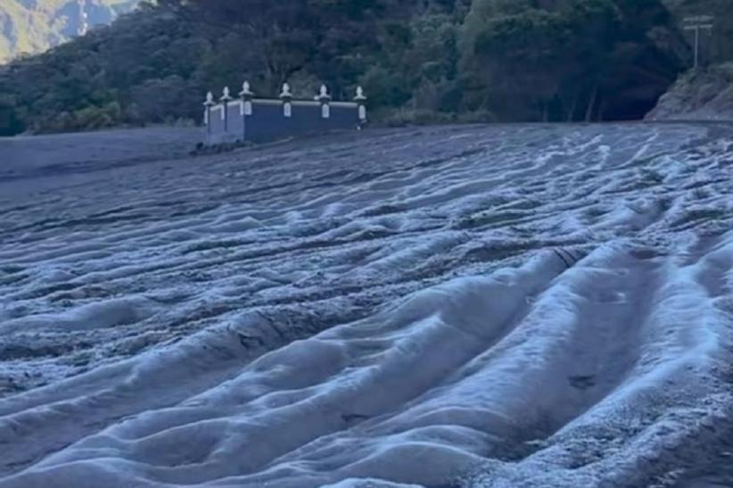 title Gunung Bromo Diselimuti Embun Upas bak Salju, Suhu Udara sampai 5°C Gunung Bromo Diselimuti Embun Upas bak Salju, Suhu Udara sampai 5°C