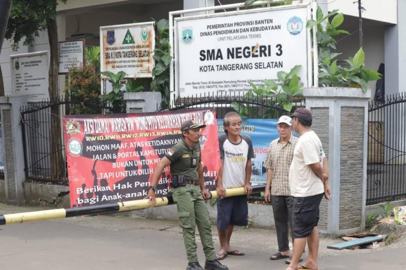 Akses ke SMAN 3 dan SMAN 6 Tangsel Ditutup Warga, Siswa Tetap Ikuti MPLS - Bagian 5