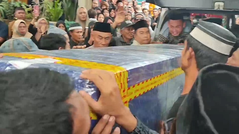title Jenazah Tukang Ojek Korban Kebrutalan KKB Papua Tiba di Rumah Duka di Gowa, Keluarga Histeris Jenazah Tukang Ojek Korban Kebrutalan KKB Papua Tiba di Rumah Duka di Gowa, Keluarga Histeris