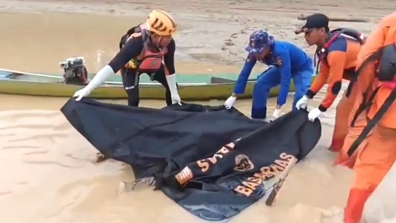 title 3 Hari Hilang, Pencari Batu Kerikil Ditemukan Tewas di Sungai Batanghari 3 Hari Hilang, Pencari Batu Kerikil Ditemukan Tewas di Sungai Batanghari