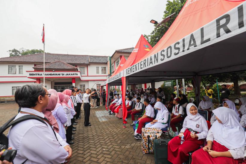 Tangis Orang Tua Pecah Melepas Anak Ikuti Sekolah Rakyat - Bagian 4