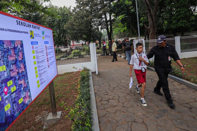 Tangis Orang Tua Pecah Melepas Anak Ikuti Sekolah Rakyat - Bagian 8