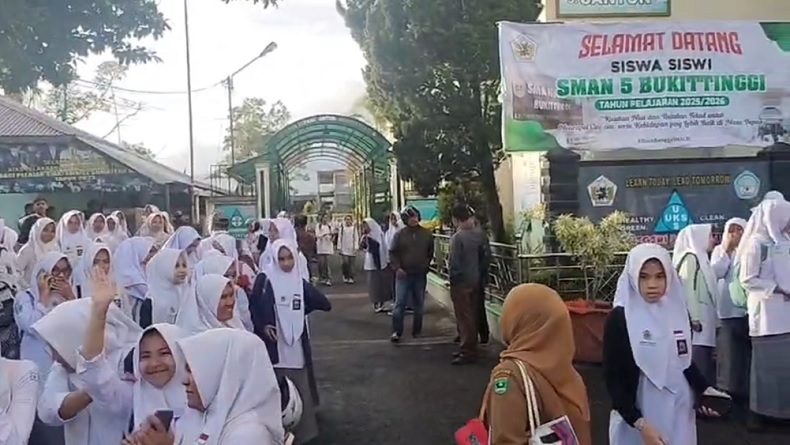 Gerbang SMAN 5 Bukittinggi Digembok Warga, Siswa Baru Tak Dapat Ikuti MPLS Hari Pertama