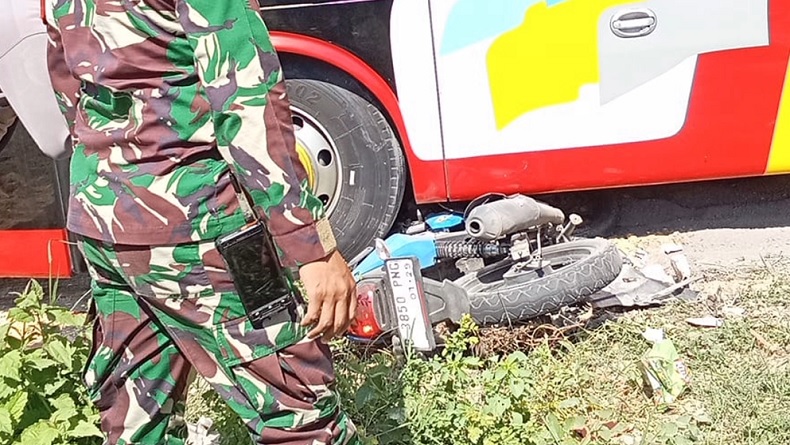 title Bus Menyalip Tabrakan dengan Pemotor di Bangkalan, Petugas PLN Terluka Parah Bus Menyalip Tabrakan dengan Pemotor di Bangkalan, Petugas PLN Terluka Parah