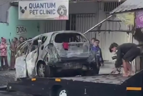 Kronologi Honda Jazz Ludes Terbakar usai Tabrak Pohon dan Lapak Bensin di Malang