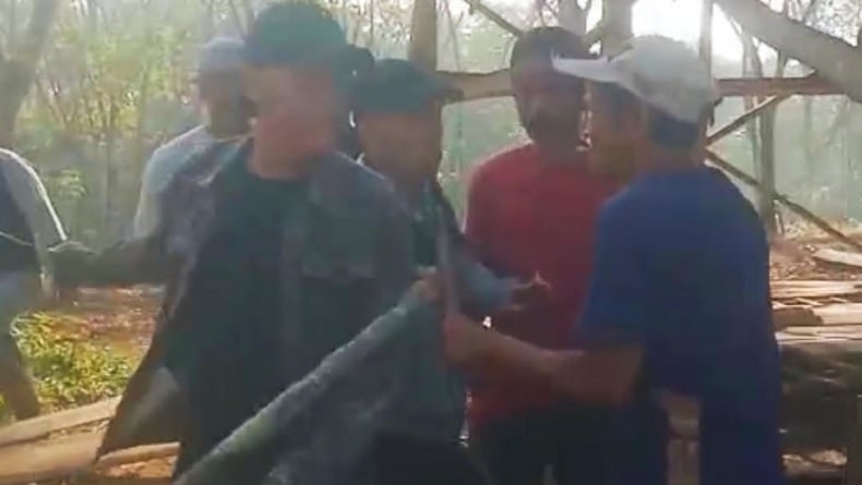 title Viral! Sekelompok Preman Bawa Sajam Mengamuk di Lebak, Rusak Tanaman dan Ancam Petani Viral! Sekelompok Preman Bawa Sajam Mengamuk di Lebak, Rusak Tanaman dan Ancam Petani