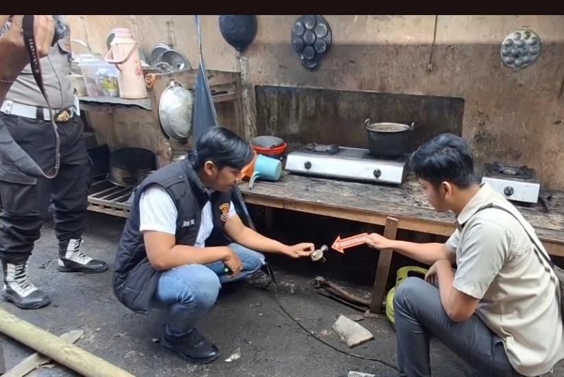title Ledakan Dahsyat Tabung Gas Bocor di Tulungagung, Suami Istri Lansia Luka Parah Ledakan Dahsyat Tabung Gas Bocor di Tulungagung, Suami Istri Lansia Luka Parah