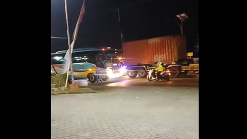 title Viral! Bus Sugeng Rahayu di Mojokerto Ngeblong Tak Mau Antre Macet Dipaksa Mundur Polisi Viral! Bus Sugeng Rahayu di Mojokerto Ngeblong Tak Mau Antre Macet Dipaksa Mundur Polisi