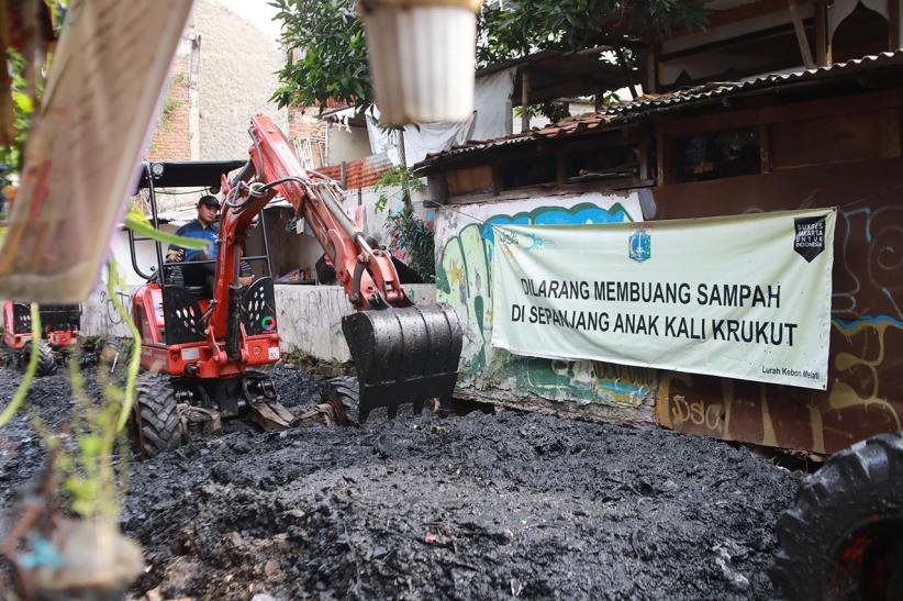 Kali Krukut Penuh Lumpur, Alat Berat Diterjunkan untuk Pengerukan - Bagian 4