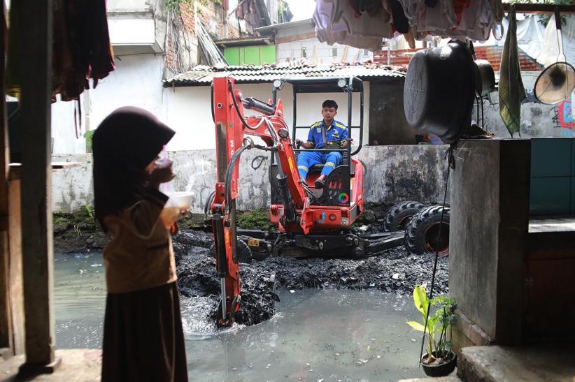 Kali Krukut Penuh Lumpur, Alat Berat Diterjunkan untuk Pengerukan - Bagian 5