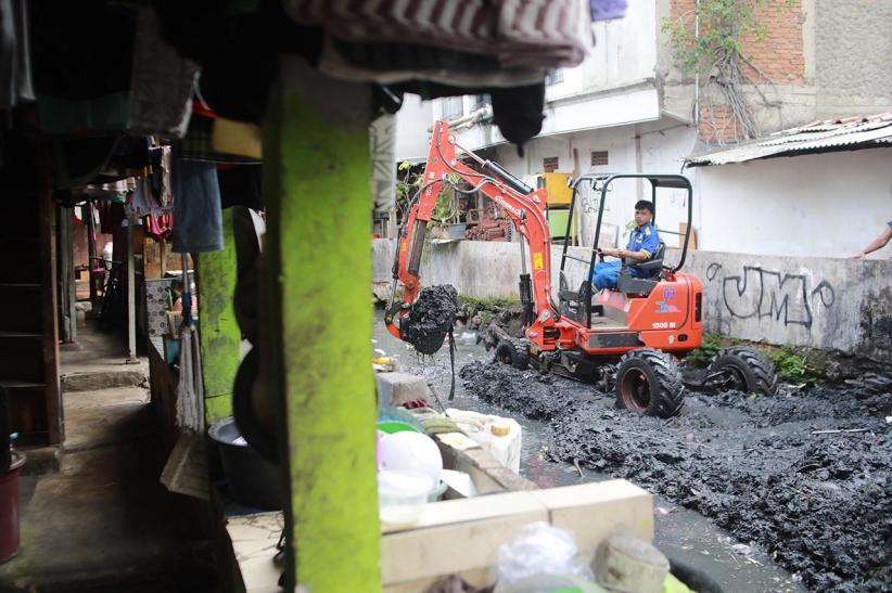 Kali Krukut Penuh Lumpur, Alat Berat Diterjunkan untuk Pengerukan - Bagian 6