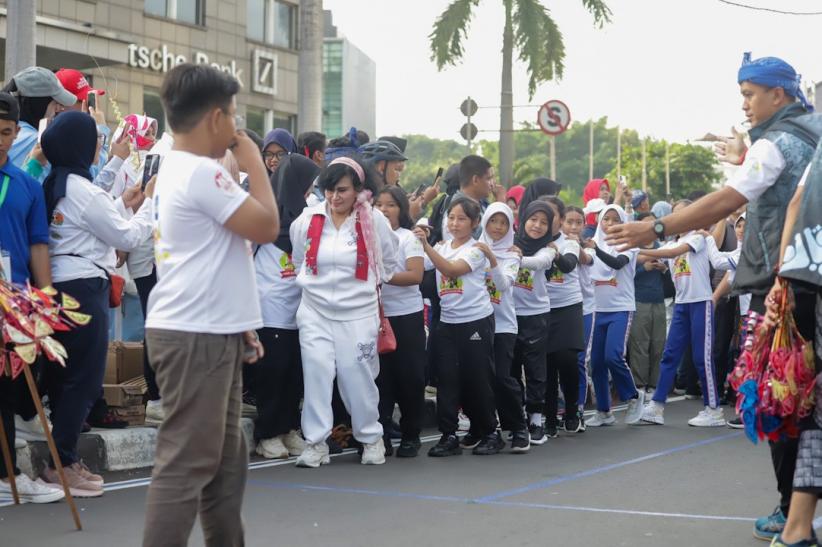 Keseruan Istri Wapres, Selvi Ananda Bermain Tapak Gunung hingga Gelindingan - Bagian 10