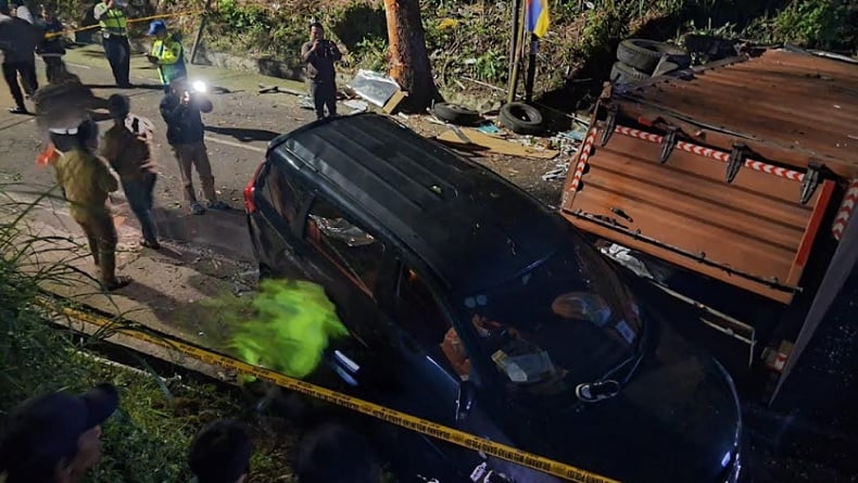 Rem Blong, Truk Bawa Peralatan Dapur MBG Tabrak Mobil dan Motor di Bandung