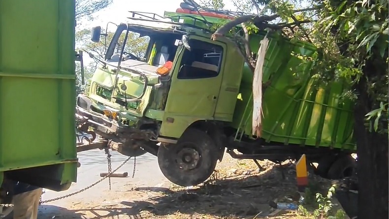 Truk Nyalip Tabrak Kurir Paket dan Pagar Rumah di Pasuruan, 1 Orang Tewas