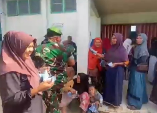 Hujan Abu Letusan Gunung Marapi Guyur Agam, Warga Keluhkan Mata Perih